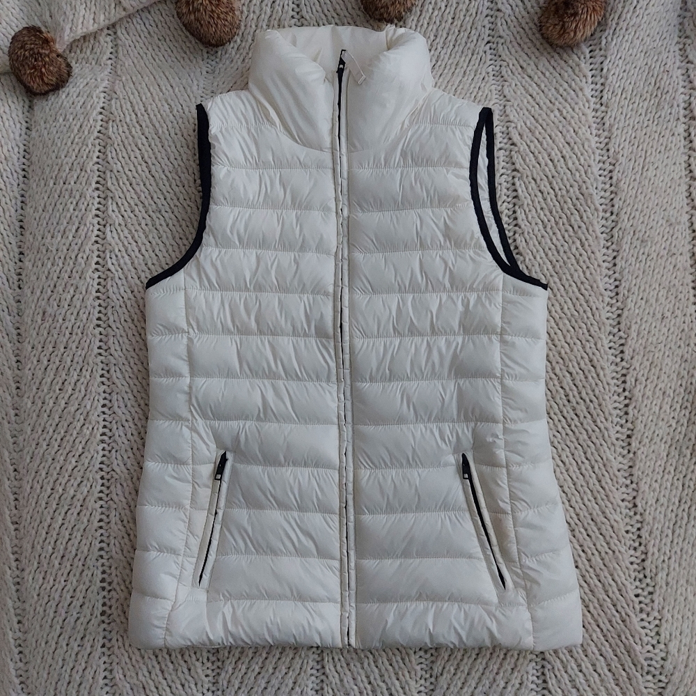 GAP Recycled Lightweight Puffer Vest - Off White & Black